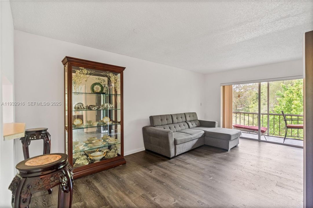 For Sale: $92,000 (1 beds, 1 baths, 681 Square Feet)