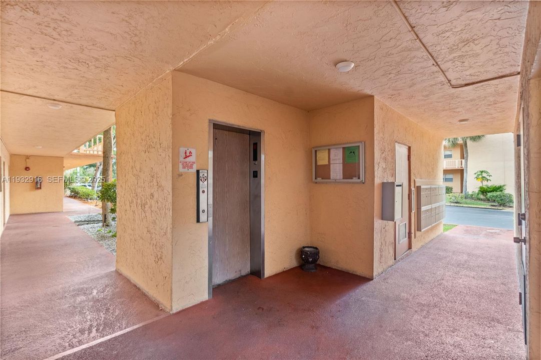 For Sale: $92,000 (1 beds, 1 baths, 681 Square Feet)