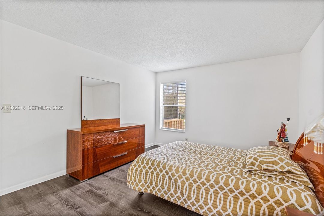 For Sale: $92,000 (1 beds, 1 baths, 681 Square Feet)