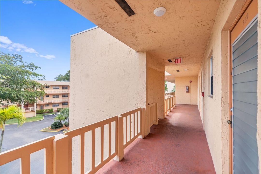 For Sale: $92,000 (1 beds, 1 baths, 681 Square Feet)