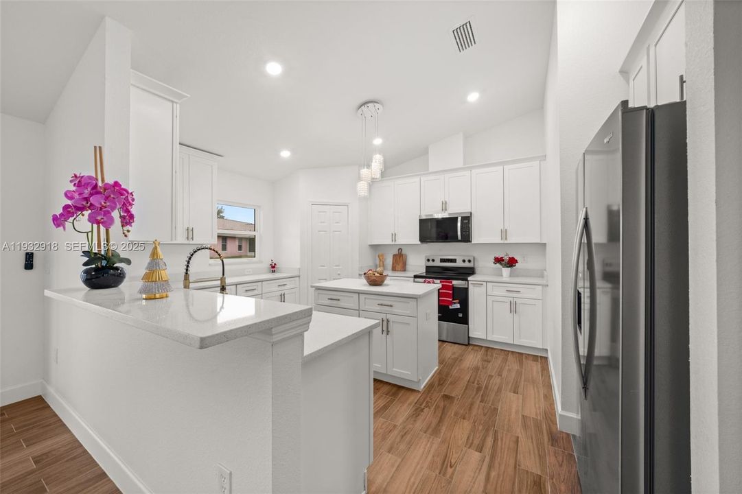 На продажу: $360,000 (3 спален, 2 ванн, 1650 Квадратных фут)