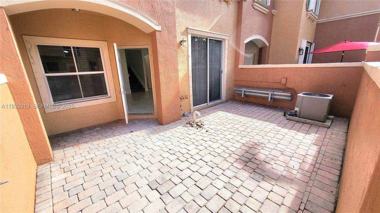 For Rent: $2,350 (2 beds, 2 baths, 1100 Square Feet)