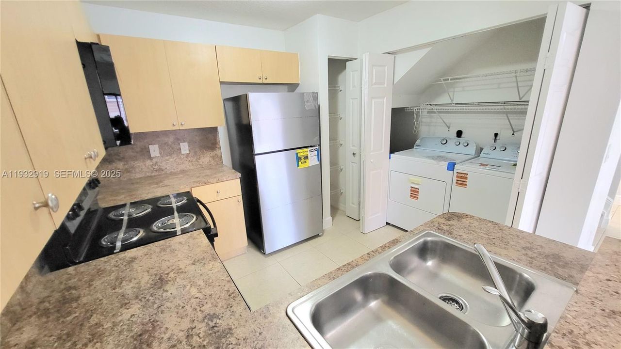 For Rent: $2,350 (2 beds, 2 baths, 1100 Square Feet)