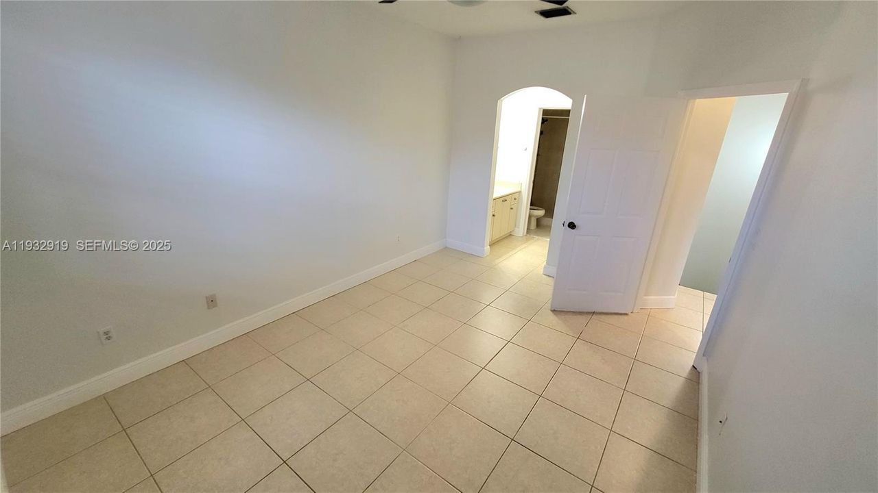 For Rent: $2,350 (2 beds, 2 baths, 1100 Square Feet)