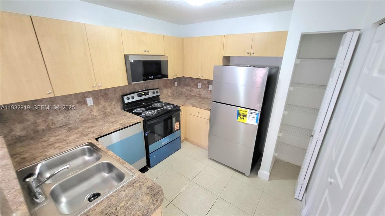 For Rent: $2,350 (2 beds, 2 baths, 1100 Square Feet)