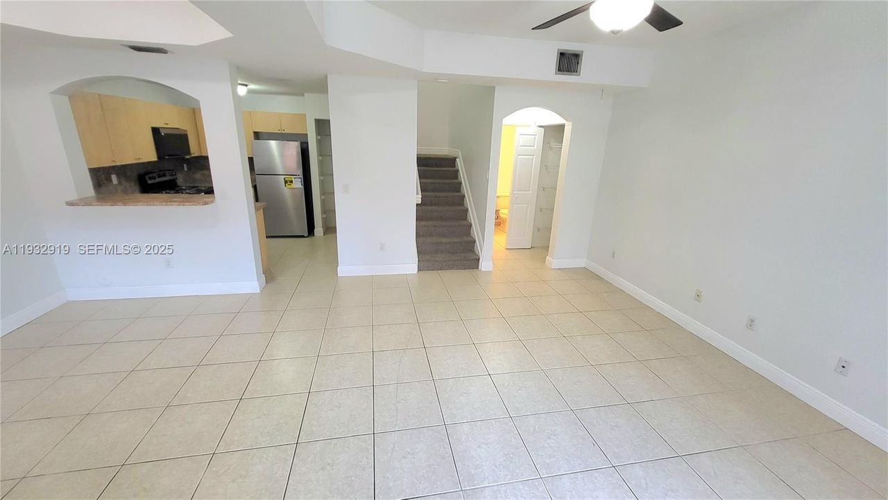 For Rent: $2,350 (2 beds, 2 baths, 1100 Square Feet)
