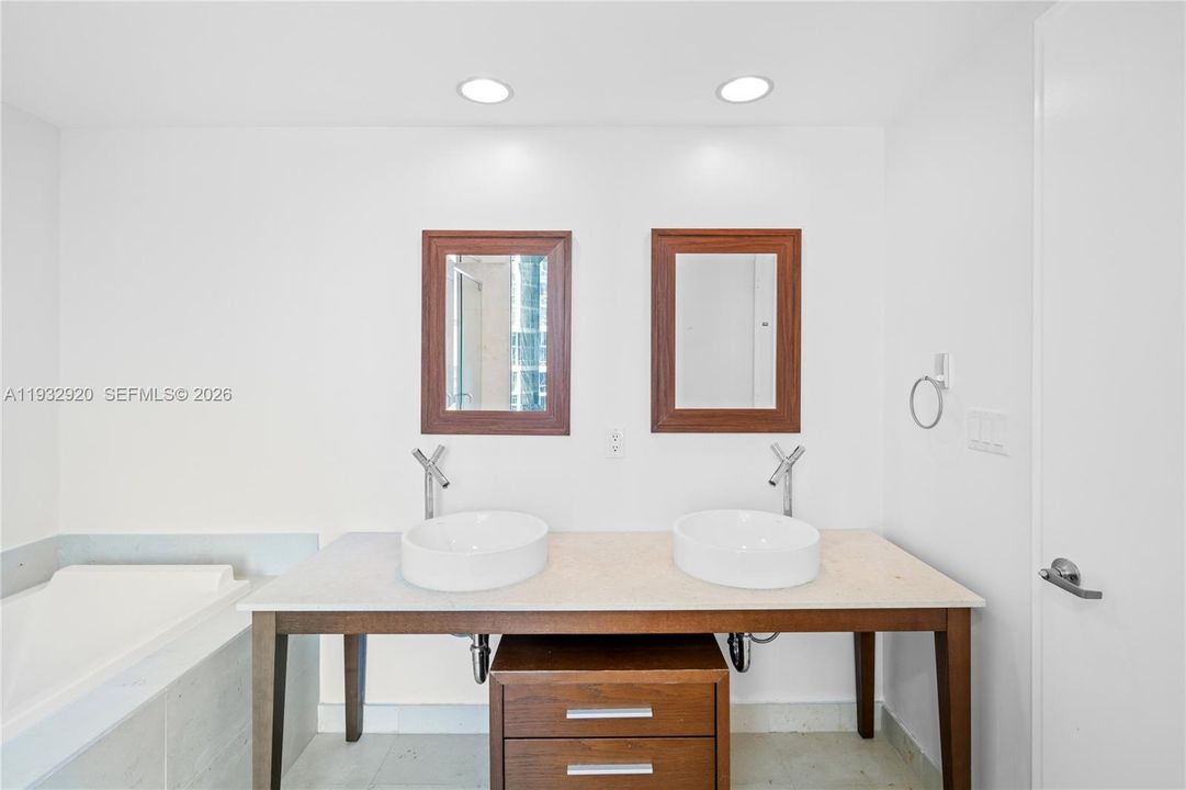 For Sale: $799,000 (2 beds, 2 baths, 1255 Square Feet)