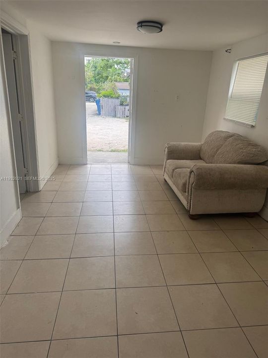 出租: $1,500 (1 贝兹, 1 浴室, 7639 平方英尺)