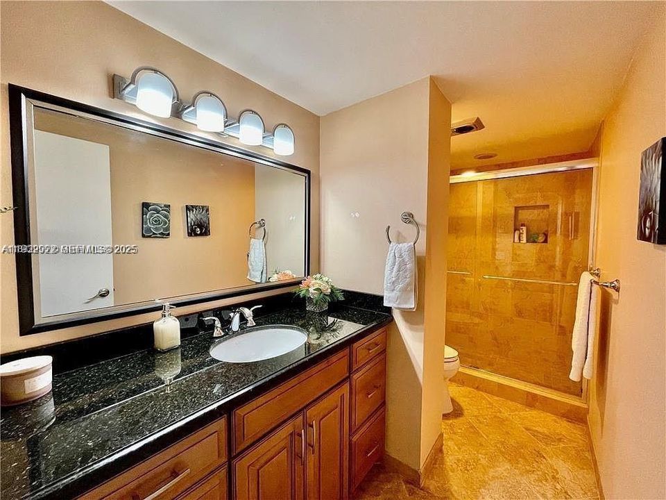 На продажу: $215,000 (2 спален, 2 ванн, 1132 Квадратных фут)