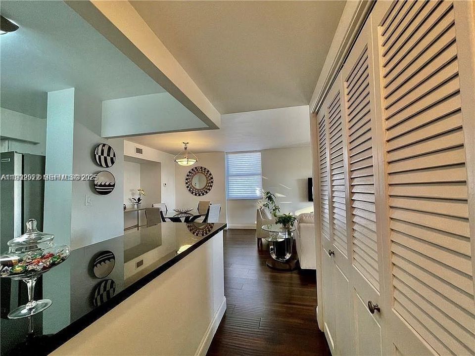 На продажу: $215,000 (2 спален, 2 ванн, 1132 Квадратных фут)