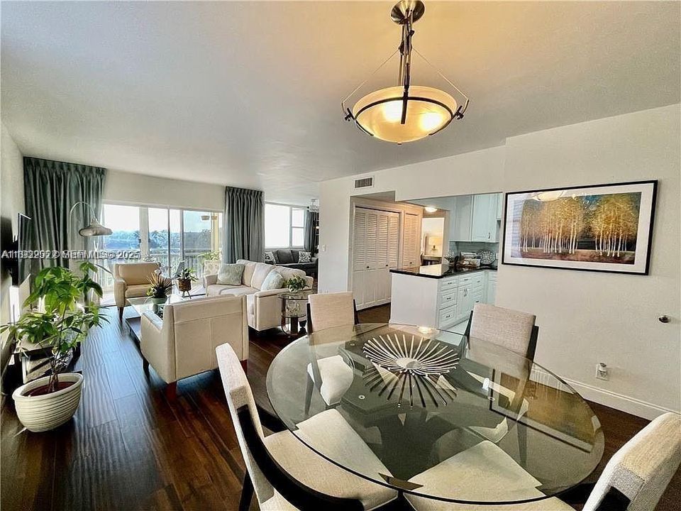 На продажу: $215,000 (2 спален, 2 ванн, 1132 Квадратных фут)