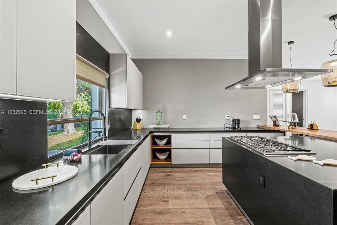 For Sale: $10,800,000 (5 beds, 5 baths, 3645 Square Feet)