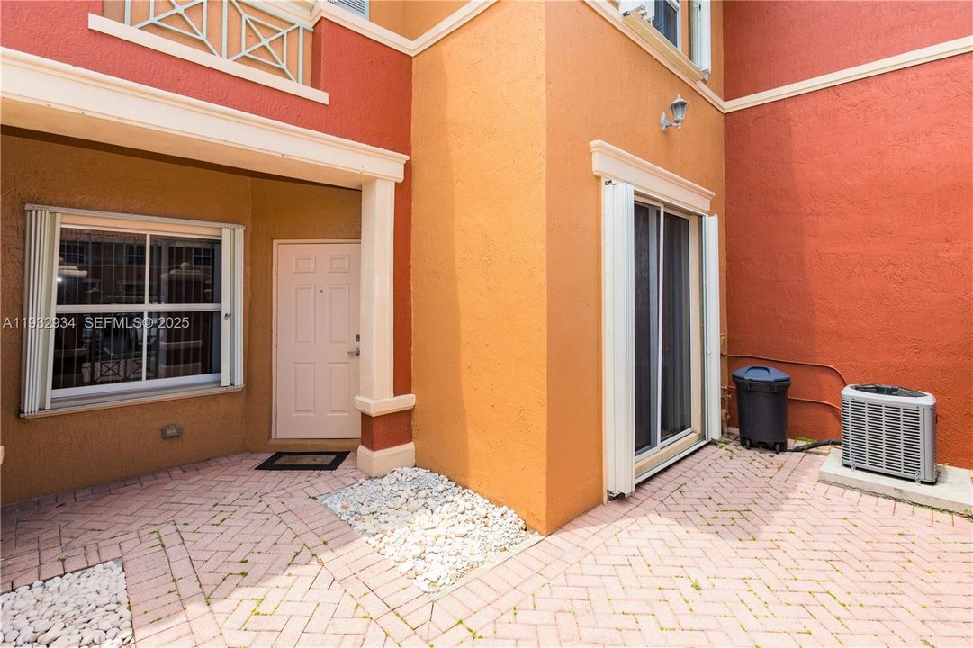 Front Patio / Porche