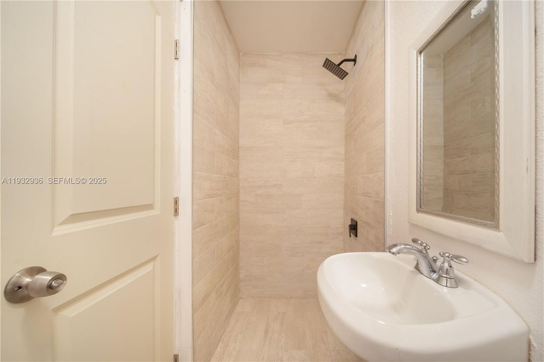 出租: $2,200 (2 贝兹, 1 浴室, 800 平方英尺)