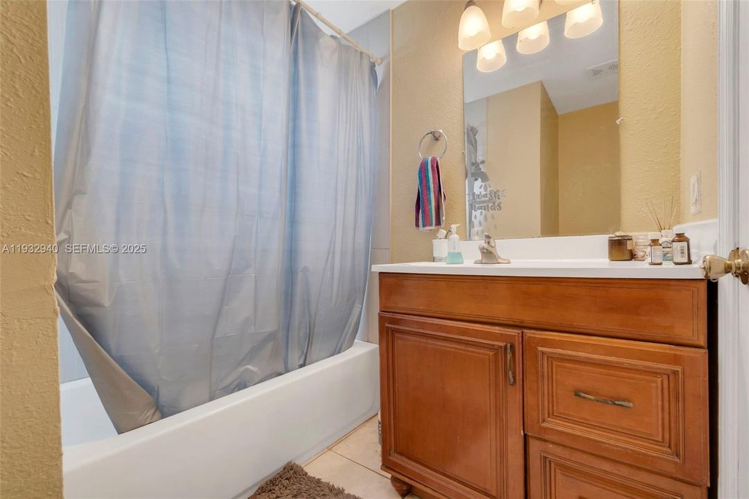 En Venta: $299,900 (3 camas, 2 baños, 1008 Pies cuadrados)