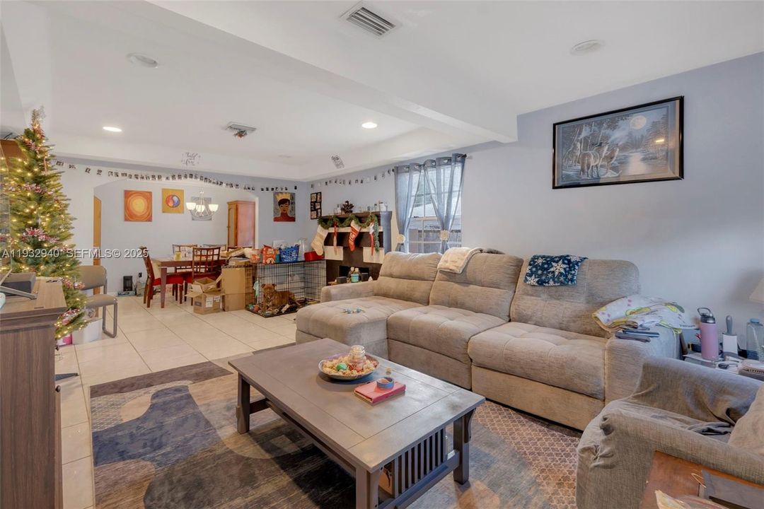 En Venta: $299,900 (3 camas, 2 baños, 1008 Pies cuadrados)