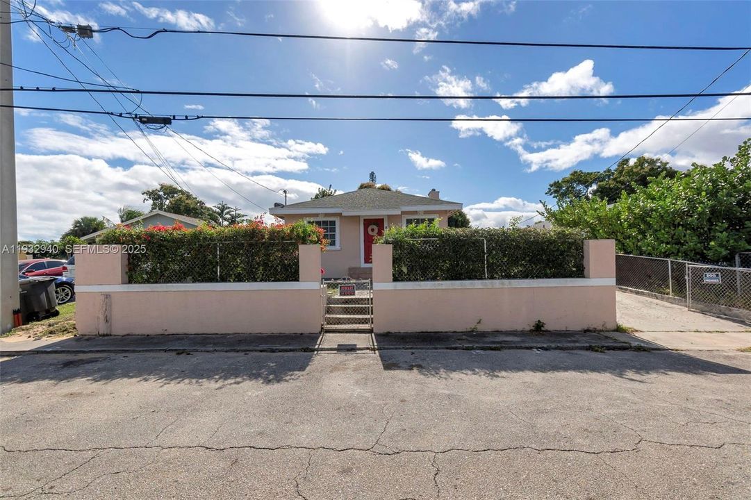 En Venta: $299,900 (3 camas, 2 baños, 1008 Pies cuadrados)