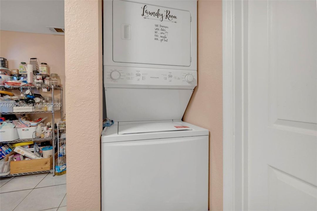 En Venta: $299,900 (3 camas, 2 baños, 1008 Pies cuadrados)