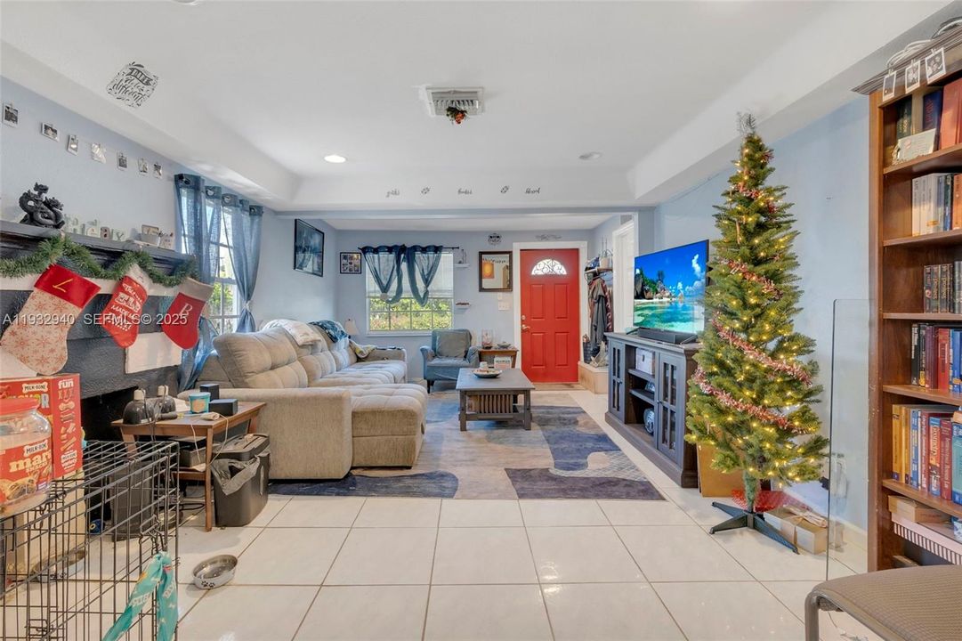 En Venta: $299,900 (3 camas, 2 baños, 1008 Pies cuadrados)