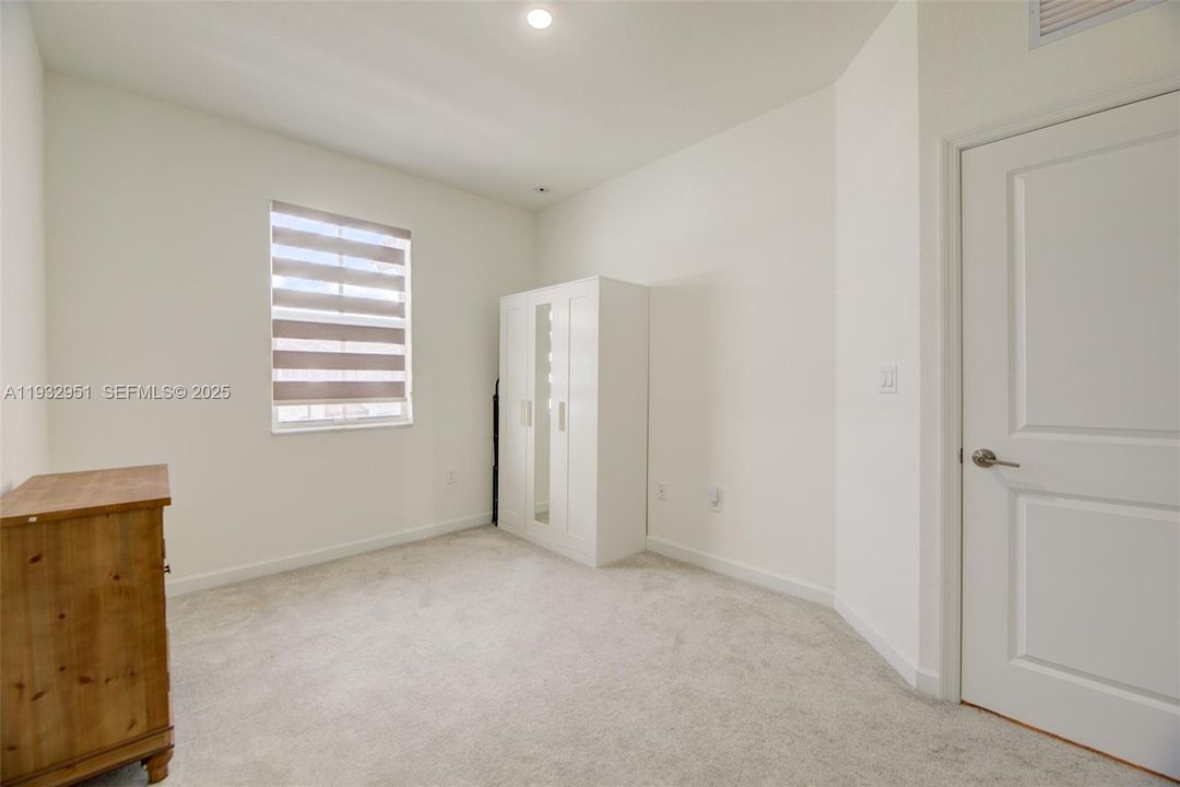 В аренду: $3,400 (3 спален, 2 ванн, 1827 Квадратных фут)