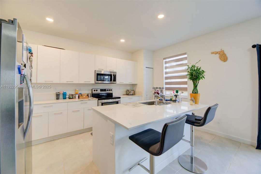 В аренду: $3,400 (3 спален, 2 ванн, 1827 Квадратных фут)