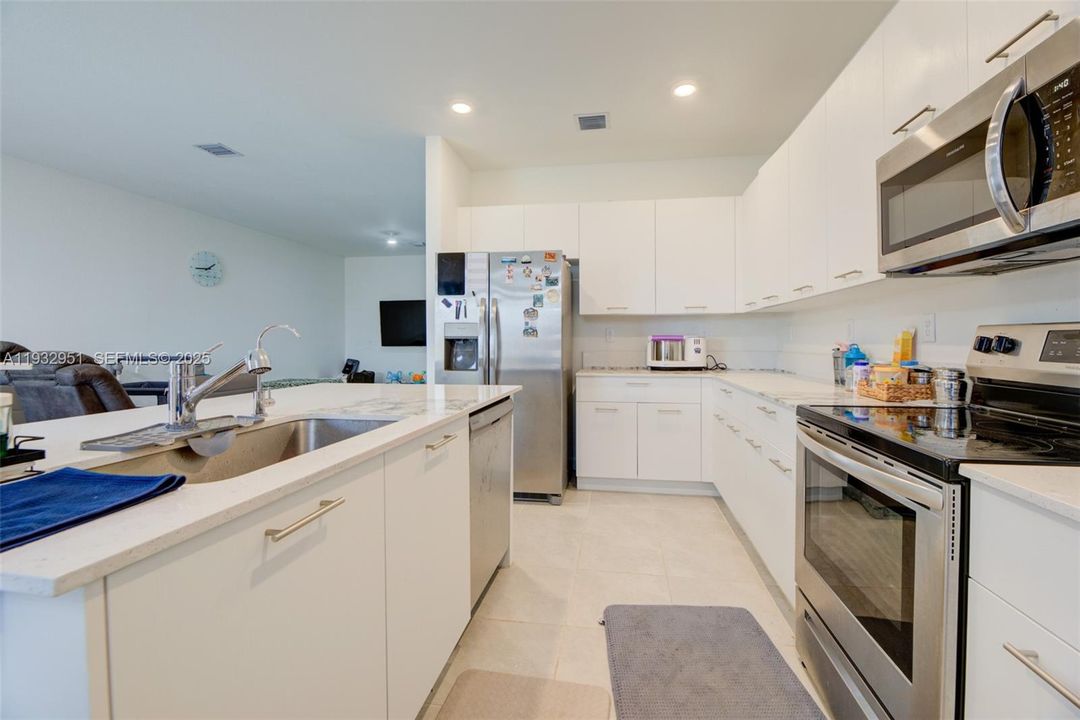 В аренду: $3,400 (3 спален, 2 ванн, 1827 Квадратных фут)