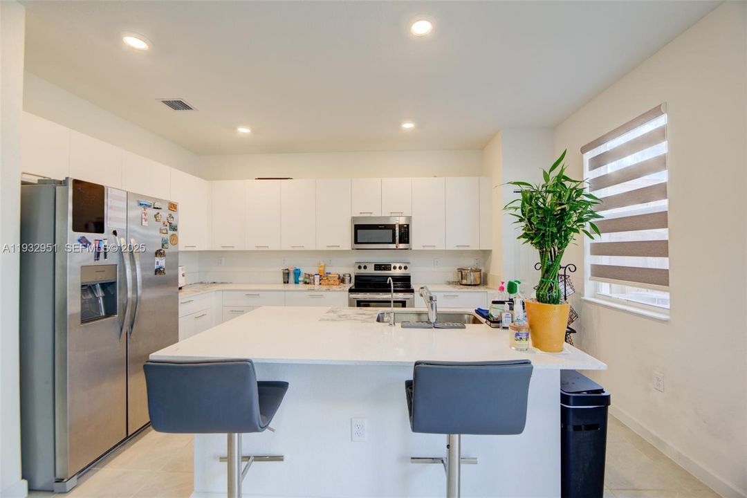 В аренду: $3,400 (3 спален, 2 ванн, 1827 Квадратных фут)