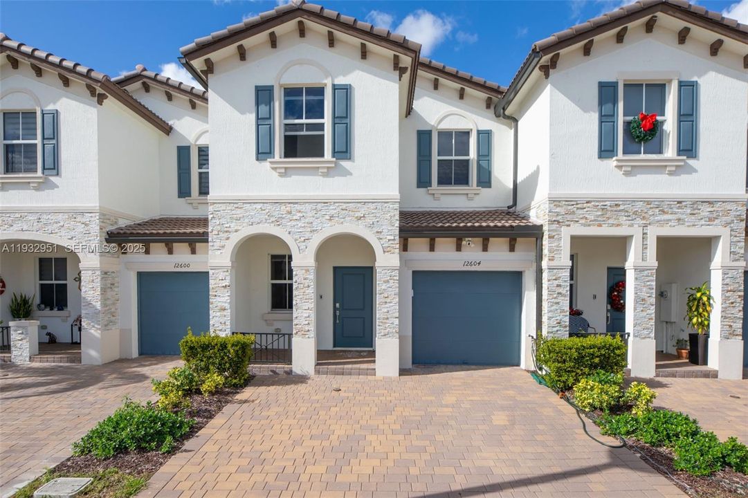 В аренду: $3,400 (3 спален, 2 ванн, 1827 Квадратных фут)