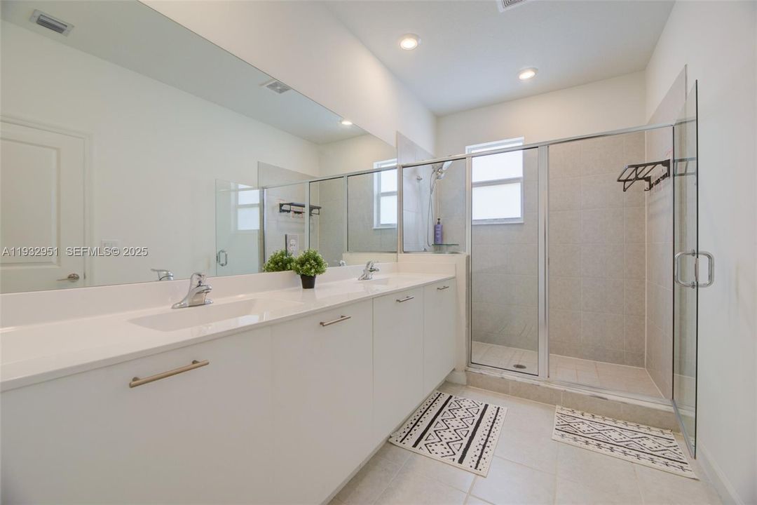 В аренду: $3,400 (3 спален, 2 ванн, 1827 Квадратных фут)