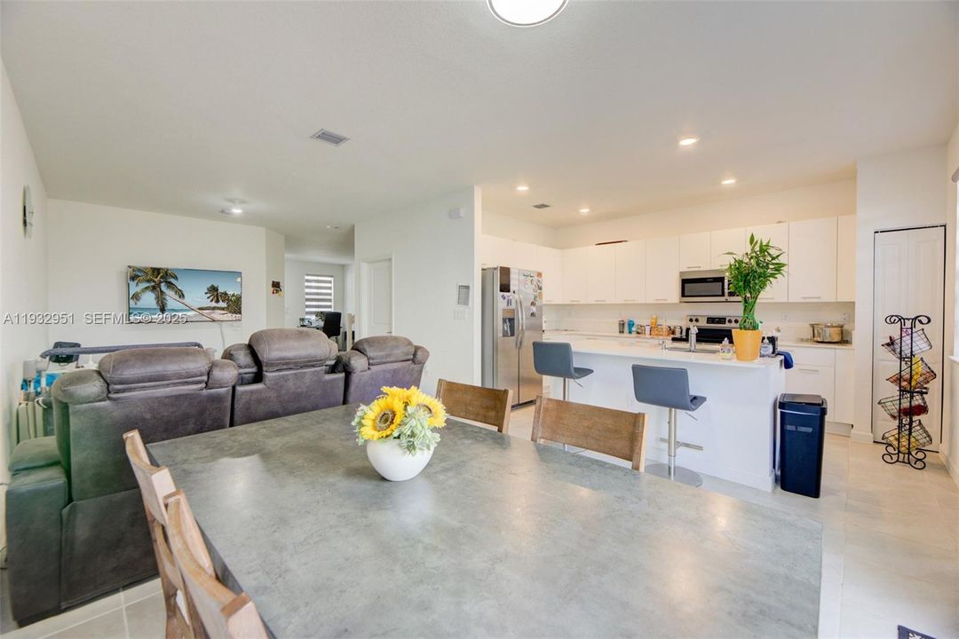 В аренду: $3,400 (3 спален, 2 ванн, 1827 Квадратных фут)