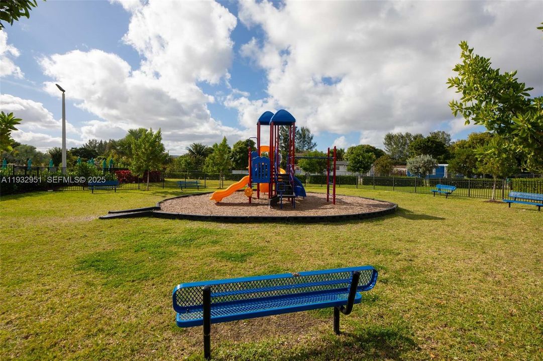 В аренду: $3,400 (3 спален, 2 ванн, 1827 Квадратных фут)