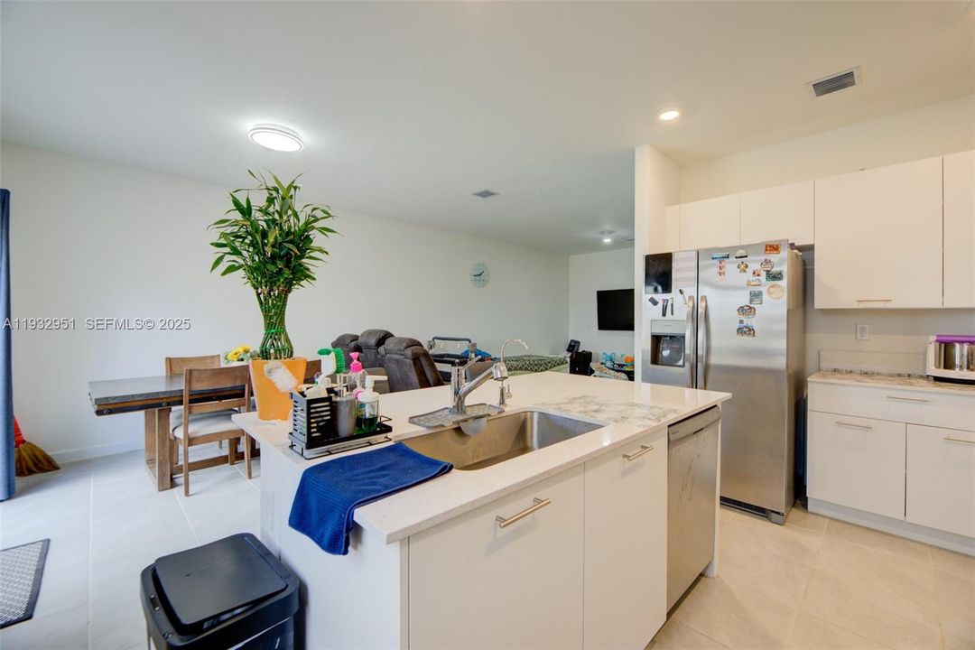 В аренду: $3,400 (3 спален, 2 ванн, 1827 Квадратных фут)