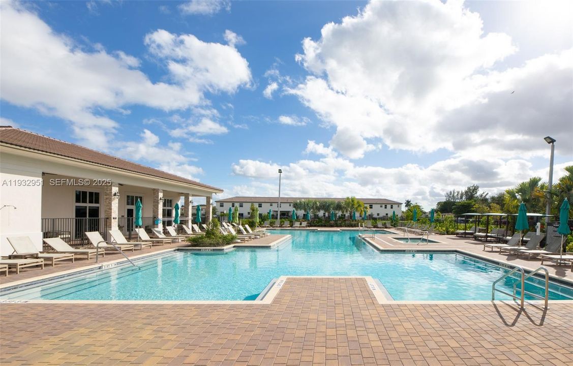 В аренду: $3,400 (3 спален, 2 ванн, 1827 Квадратных фут)