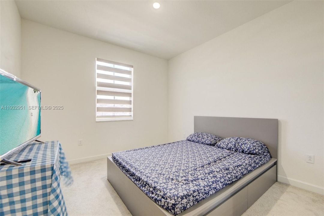 В аренду: $3,400 (3 спален, 2 ванн, 1827 Квадратных фут)