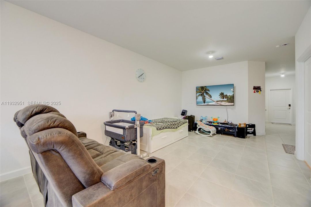 В аренду: $3,400 (3 спален, 2 ванн, 1827 Квадратных фут)