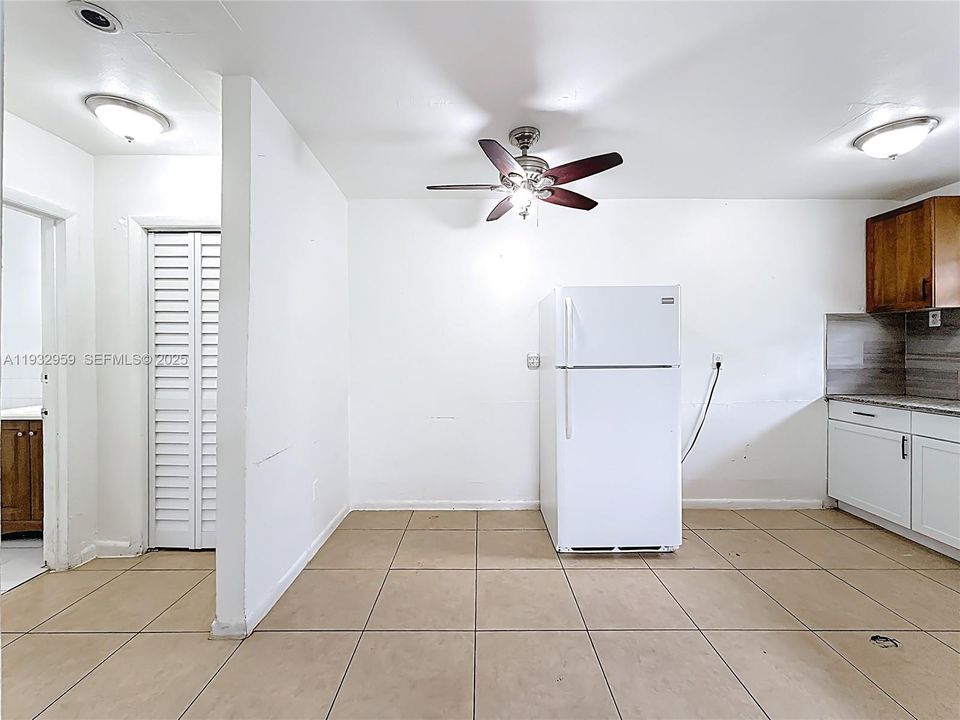 В аренду: $1,300 (1 спален, 1 ванн, 3001 Квадратных фут)