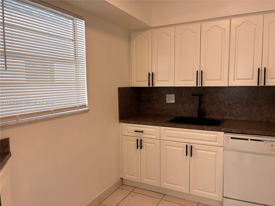For Rent: $1,900 (2 beds, 2 baths, 1000 Square Feet)