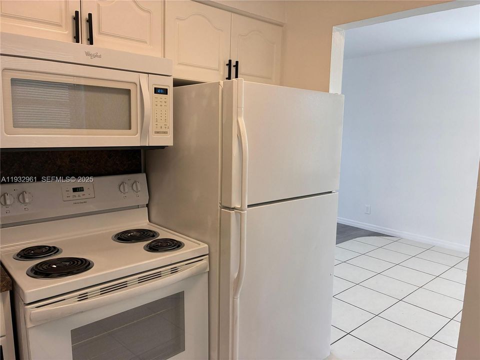 For Rent: $1,900 (2 beds, 2 baths, 1000 Square Feet)