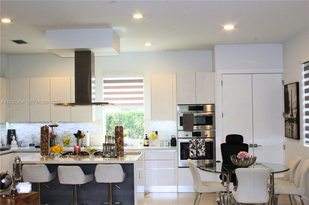 待售: $1,599,900 (5 贝兹, 5 浴室, 3690 平方英尺)