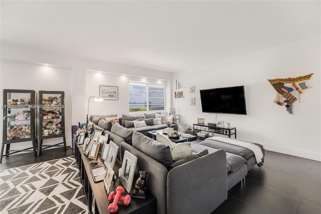 En Venta: $725,000 (3 camas, 3 baños, 1924 Pies cuadrados)