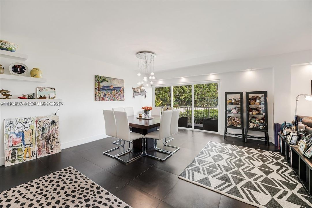 En Venta: $725,000 (3 camas, 3 baños, 1924 Pies cuadrados)