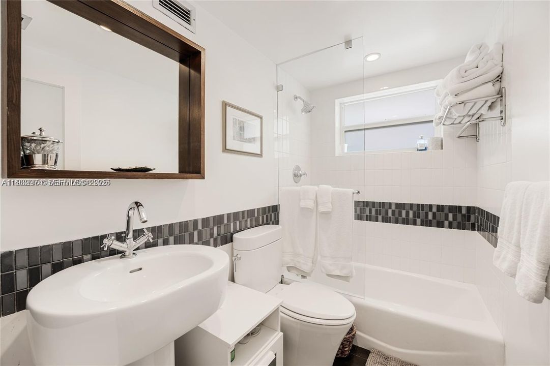 En Venta: $725,000 (3 camas, 3 baños, 1924 Pies cuadrados)