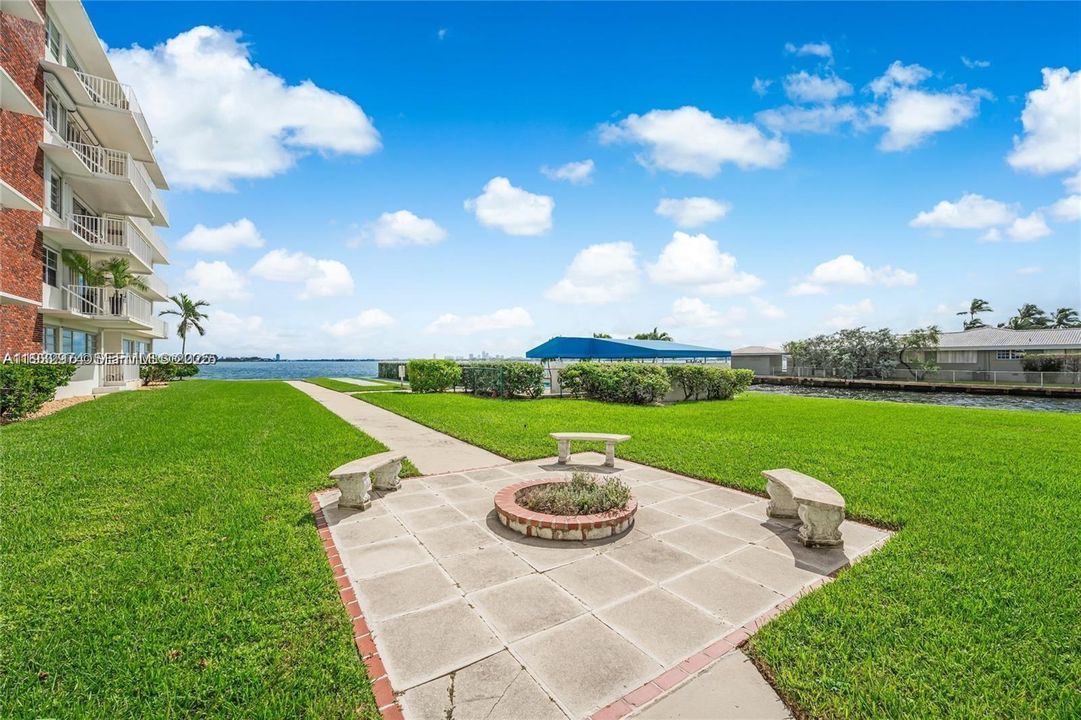 En Venta: $725,000 (3 camas, 3 baños, 1924 Pies cuadrados)