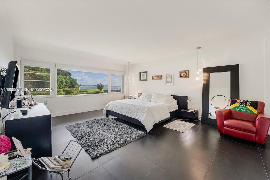 En Venta: $725,000 (3 camas, 3 baños, 1924 Pies cuadrados)