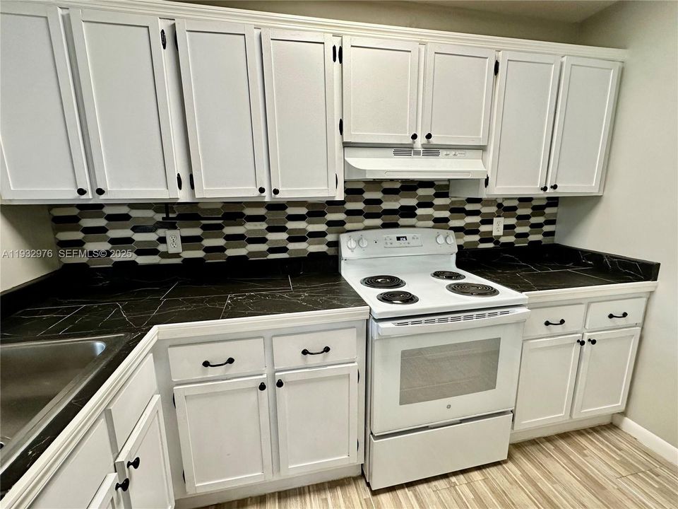 For Sale: $280,000 (2 beds, 2 baths, 747 Square Feet)