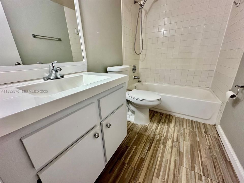 For Sale: $280,000 (2 beds, 2 baths, 747 Square Feet)