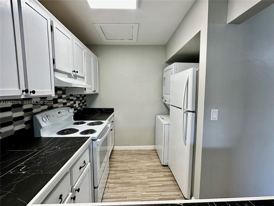 For Sale: $280,000 (2 beds, 2 baths, 747 Square Feet)