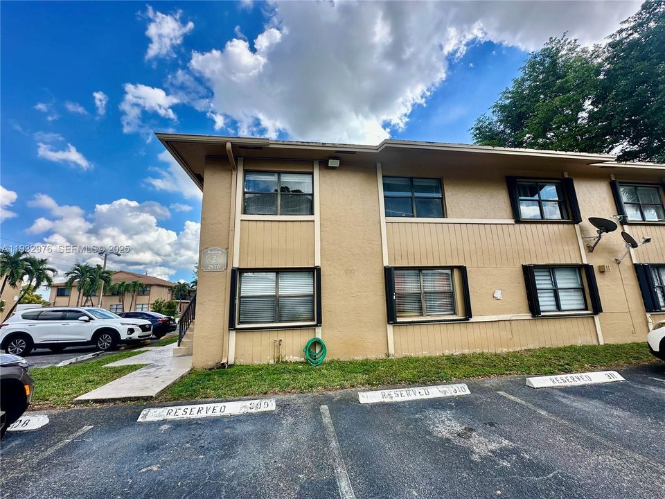 For Sale: $280,000 (2 beds, 2 baths, 747 Square Feet)