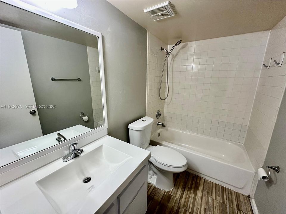 For Sale: $280,000 (2 beds, 2 baths, 747 Square Feet)