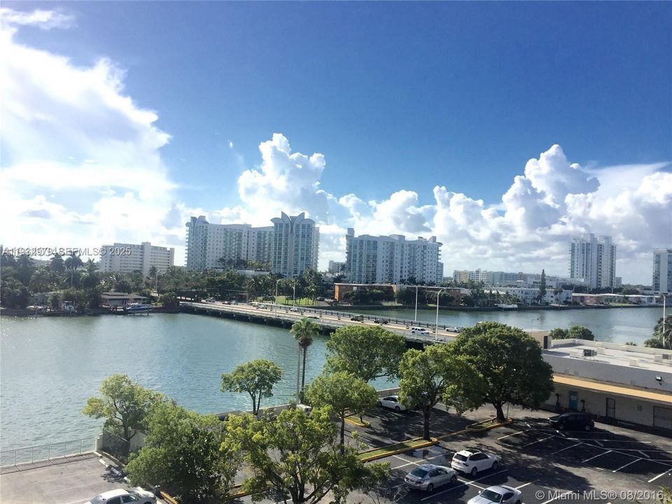 出租: $1,700 (1 贝兹, 1 浴室, 817 平方英尺)